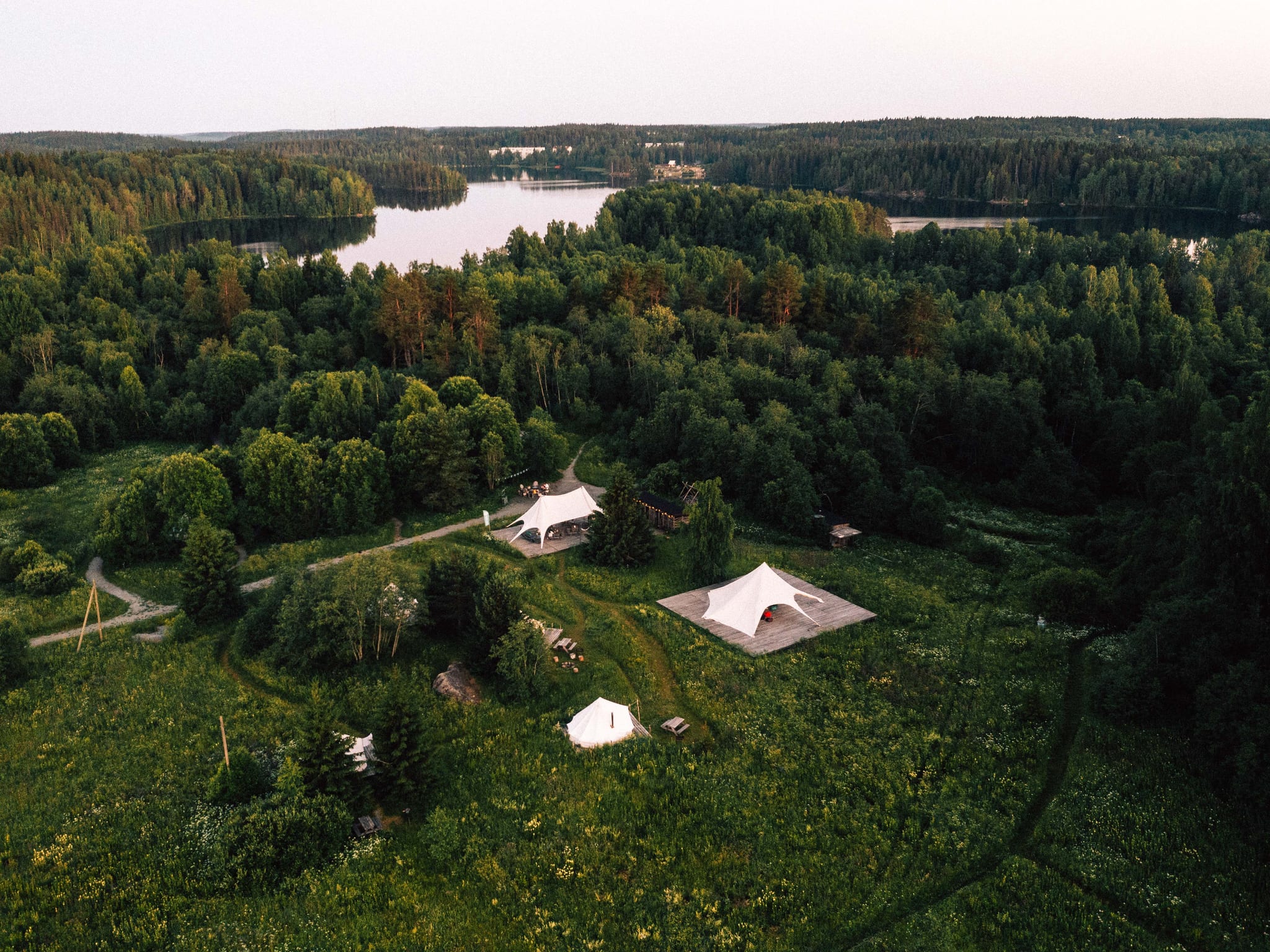 Полуостров Soul Camp с высоты: палатки среди леса